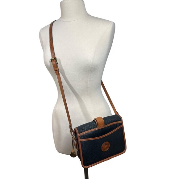 Elegant Black and Tan Leather Crossbody Bag - Picture 6 of 16